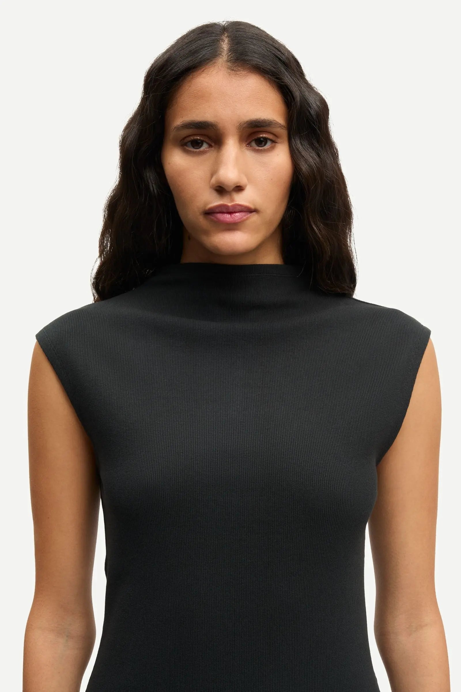Robe Sathea Black