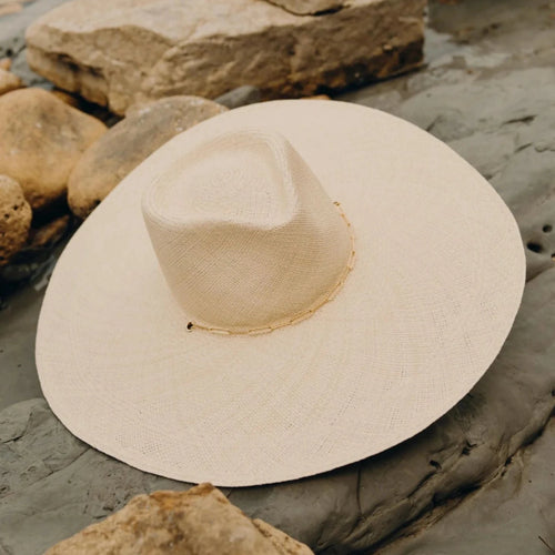 chapeau panama livy xl paille toquilla naturel femme lifestyle rochers