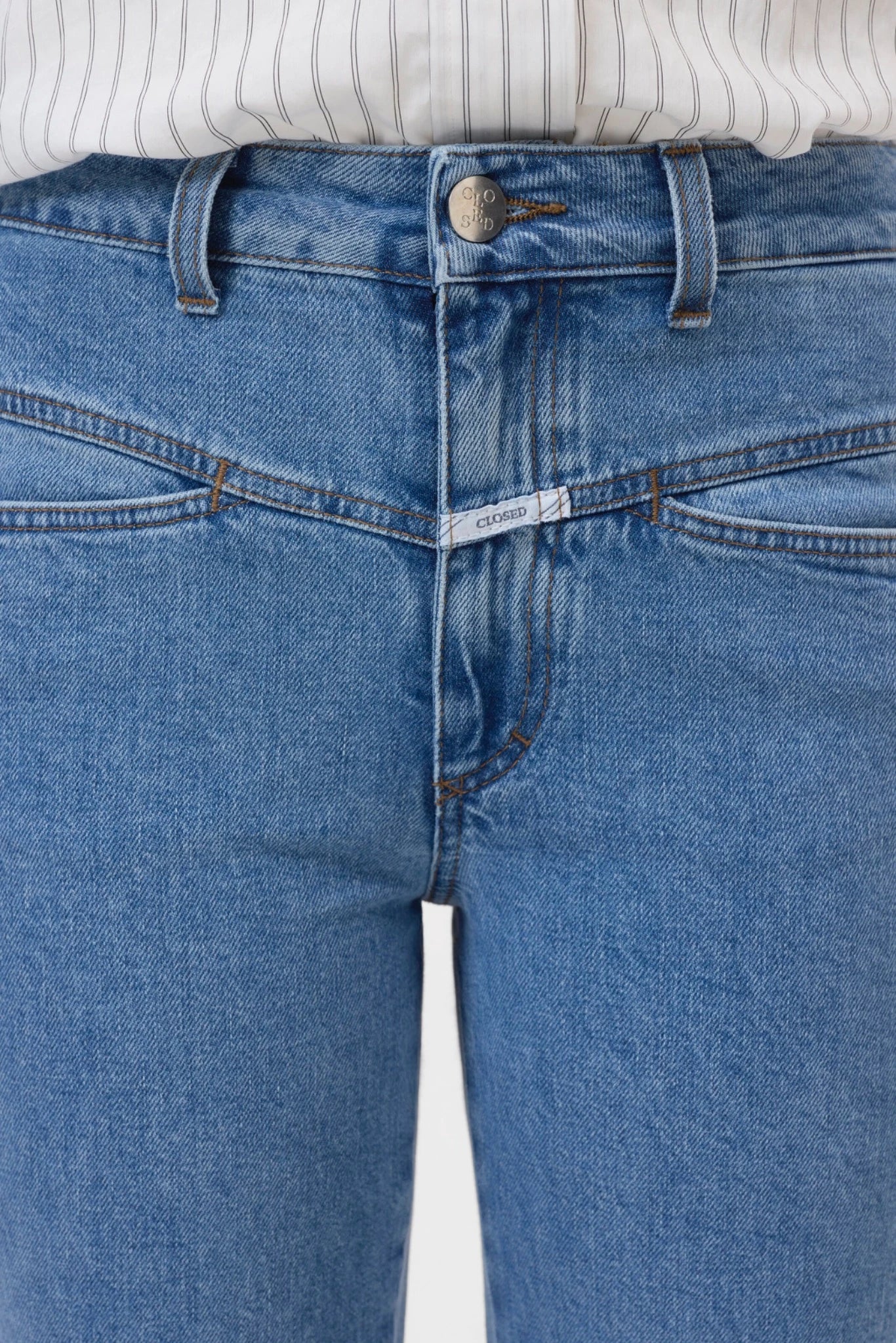 detail jean closed pedal pusher midblue denim texture bouton