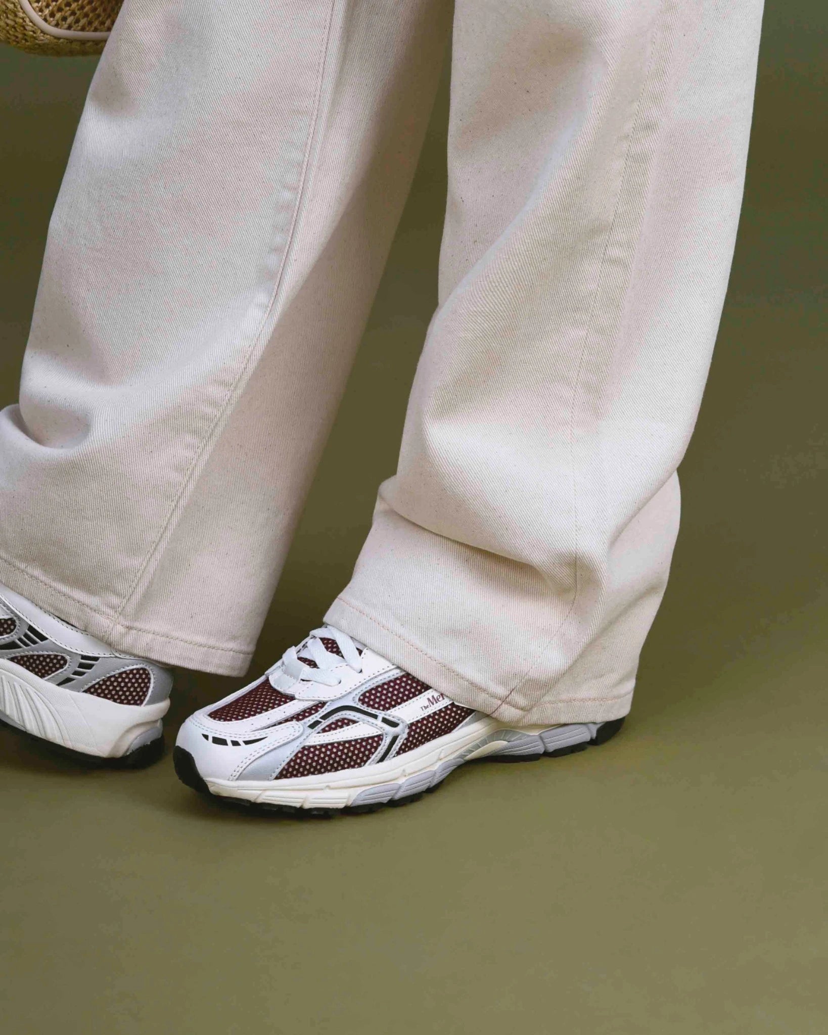 sneakers Mercer Re Run White Silver portées vue profil tenue casual femme