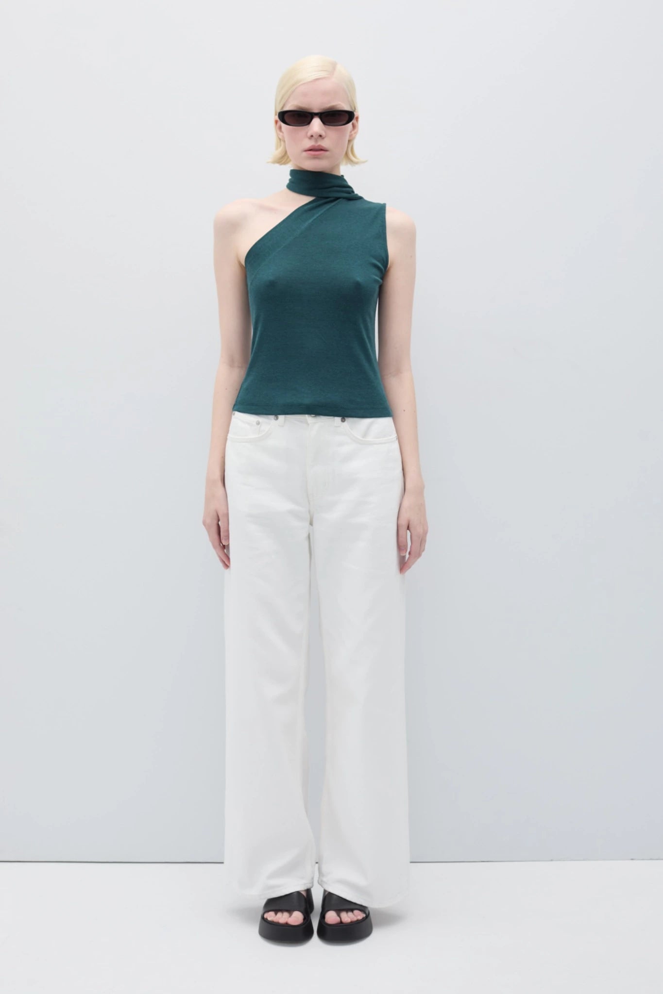 top Rita Row Béatrice Ocean porté look minimaliste pantalon blanc femme