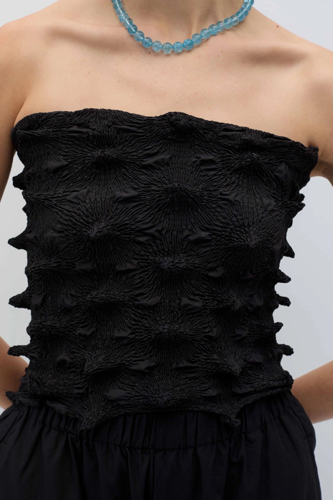 détail texture plissée top Rita Row Isolde noir effet relief tissu stretch